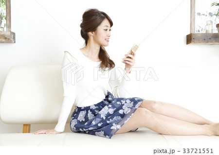 部屋でくつろぐ女性 33721551