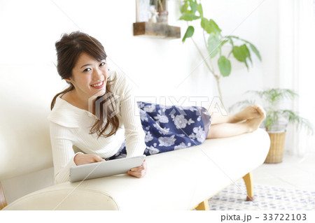 部屋でくつろぐ女性 33722103