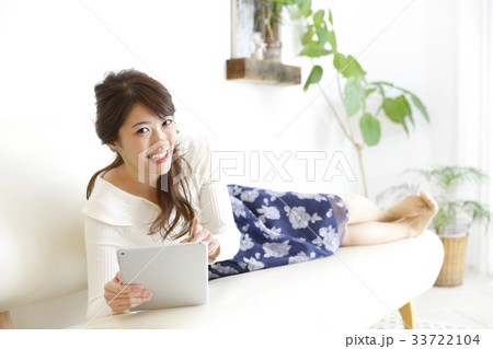 部屋でくつろぐ女性 33722104