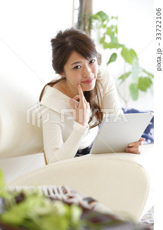 部屋でくつろぐ女性 33722106