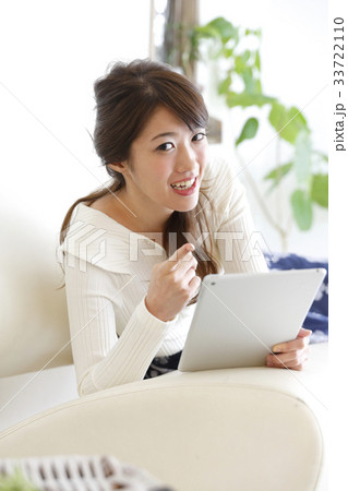 部屋でくつろぐ女性 33722110