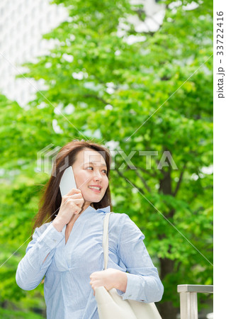 笑顔の女性　ビジネス　電話 33722416