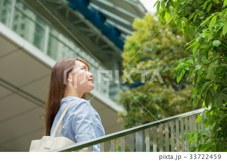 笑顔の女性　外出 33722459