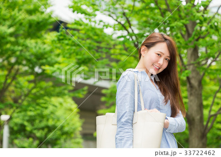 笑顔の女性　外出 33722462