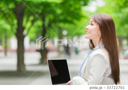 笑顔の女性　ビジネス　パソコン 33722701