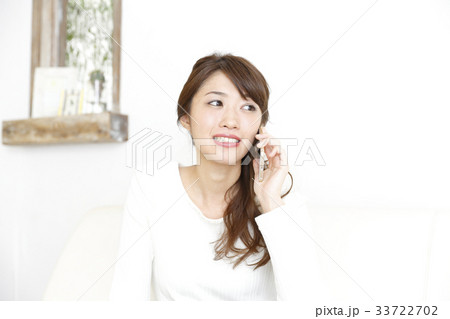 部屋でくつろぐ女性 33722702