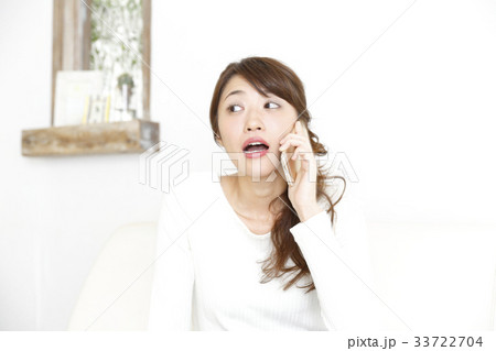 部屋でくつろぐ女性 33722704