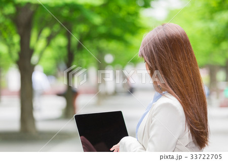後ろ姿の女性　ビジネス　パソコン 33722705