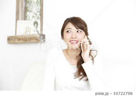 部屋でくつろぐ女性 33722706