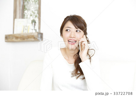 部屋でくつろぐ女性 33722708