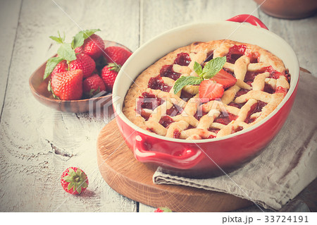 Traditional strawberry pie Traditional strawberry pie 33724191