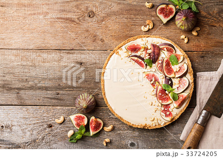 Delicious Tart with fresh figs Delicious Tart with fresh figs 33724205