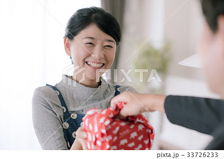 手作り弁当を渡す日本人女性の写真素材