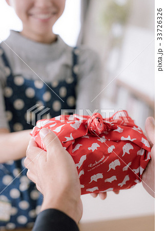 愛妻弁当を受け取る日本人男性 33726326