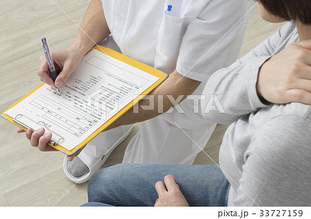 問診をする整体師手元 問診をする整体師手元 33727159