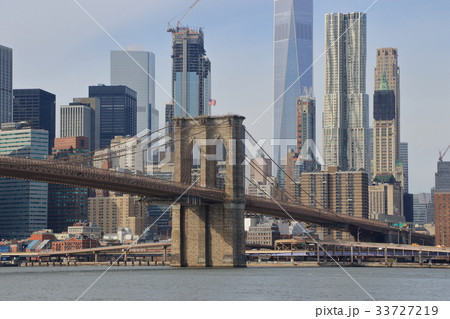 マンハッタンの高層ビル群とブルックリン橋 33727219