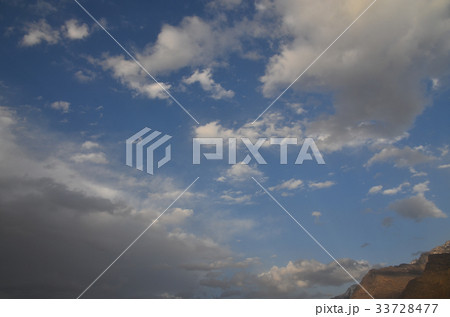 パキスタンのスカルドゥから見た美しい月と雲と山 33728477