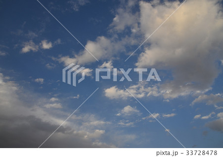 パキスタンのスカルドゥから見た美しい月と雲と山 33728478