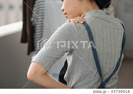 肩こりの日本人女性 肩こりの日本人女性 33730018