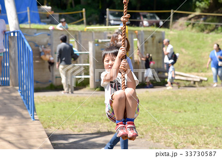 公園で遊ぶ男の子 33730587