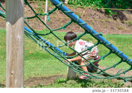 公園で遊ぶ男の子 33730588