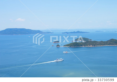 瀬戸内海を行き交うフェリー 33730599