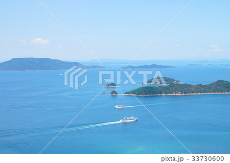 瀬戸内海を行き交うフェリー 33730600