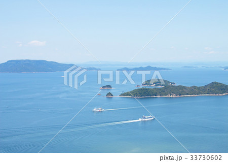 瀬戸内海を行き交うフェリー 33730602