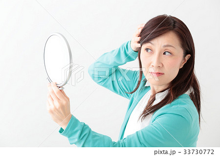 ミドル女性 ヘアケア ミドル女性 ヘアケア 33730772