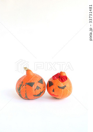 ハロウィン　赤かぼちゃ2個　見つめ合う　縦位置 33731481