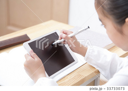タブレットを使い勉強する女の子　小学生　ボディパーツ　パーツカット 33733073
