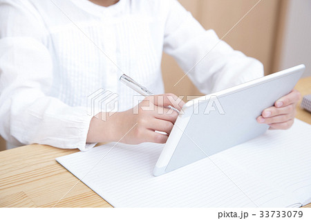 タブレットを使い勉強する女の子 小学生 ボディパーツ パーツカット タブレットを使い勉強する女の子 小学生 ボディパーツ パーツカット 33733079