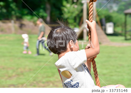 公園で遊ぶ男の子 公園で遊ぶ男の子 33735146
