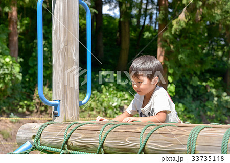 公園で遊ぶ男の子 33735148