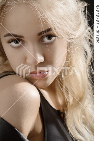 beautiful young woman beautiful young woman 33735376