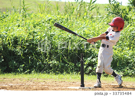 朝日を浴びながらバッティングしている野球少年(小学生) 朝日を浴びながらバッティングしている野球少年(小学生) 33735484
