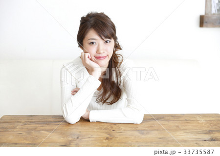 部屋でくつろぐ女性 33735587