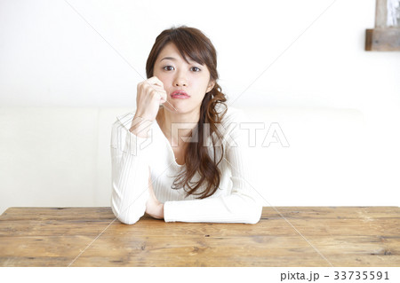 部屋でくつろぐ女性 33735591