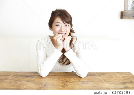 部屋でくつろぐ女性 33735593