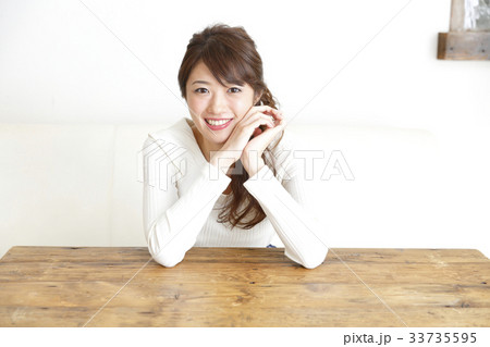 部屋でくつろぐ女性 33735595