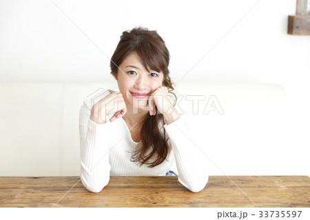 部屋でくつろぐ女性 33735597