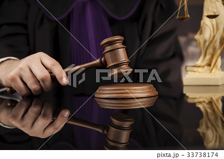 Courtroom, Judge, male judge in black mirror  33738174