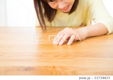 腹痛 お腹が痛い ネガティブイメージ 体調不良 女性 ポートレート 20代 30代 腹痛 お腹が痛い ネガティブイメージ 体調不良 女性 ポートレート 20代 30代 33738825