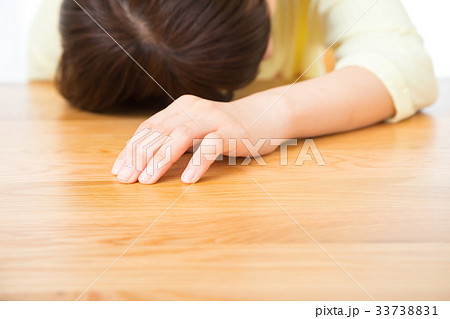 腹痛　お腹が痛い　ネガティブイメージ　体調不良　女性　ポートレート　20代　30代 33738831