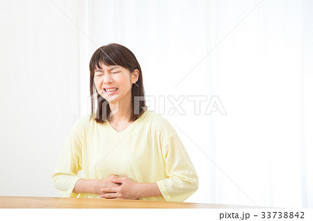 腹痛 お腹が痛い ネガティブイメージ 体調不良 女性 ポートレート 20代 30代 腹痛 お腹が痛い ネガティブイメージ 体調不良 女性 ポートレート 20代 30代 33738842