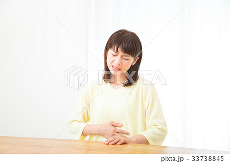 腹痛　お腹が痛い　ネガティブイメージ　体調不良　女性　ポートレート　20代　30代 33738845