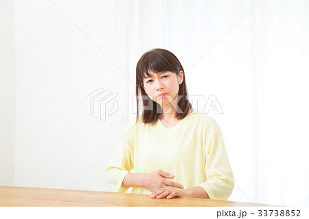 腹痛 お腹が痛い ネガティブイメージ 体調不良 女性 ポートレート 20代 30代 腹痛 お腹が痛い ネガティブイメージ 体調不良 女性 ポートレート 20代 30代 33738852