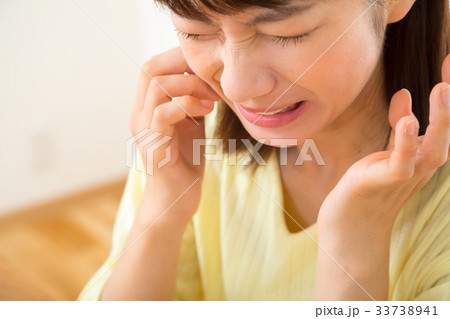 歯痛　歯の痛み　虫歯　ネガティブイメージ　体調不良　女性　ポートレート　20代　30代 33738941