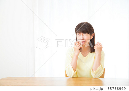 歯痛 歯の痛み 虫歯 ネガティブイメージ 体調不良 女性 ポートレート 20代 30代 歯痛 歯の痛み 虫歯 ネガティブイメージ 体調不良 女性 ポートレート 20代 30代 33738949