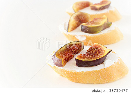 Toast Bruschetta with fresh Figs and Goat Cheese Toast Bruschetta with fresh Figs and Goat Cheese 33739477